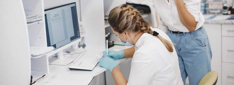 Biólogo trabalhando em laboratório