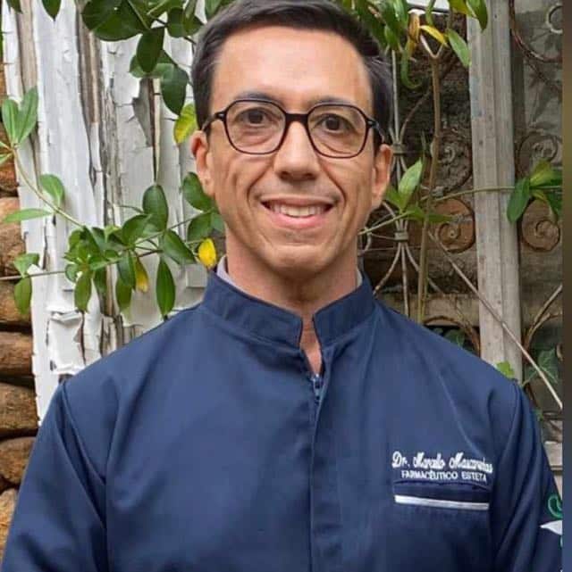 Retrato de Marcello Ávila Mascarenhas, um indivíduo com cabelos escuros, olhos castanhos e uma expressão amigável. Ele está vestindo uma camisa de botões branca e está sorrindo para a câmera.